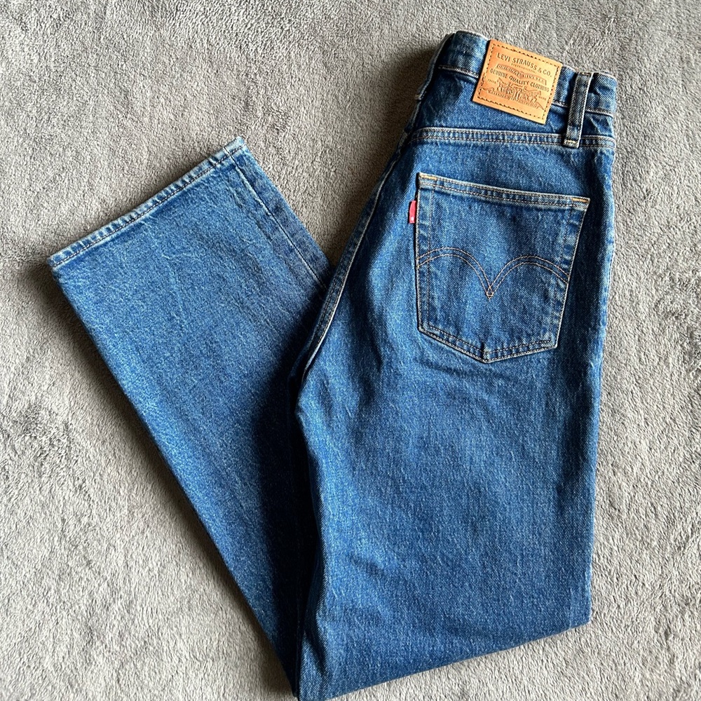 LEVI’S Women Rib Cage Jeans - Straight Leg - Medium Blue. Size 26, LIKE NEW !